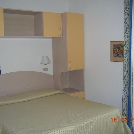 Hotel Ariella Милано Мартима Екстериор снимка