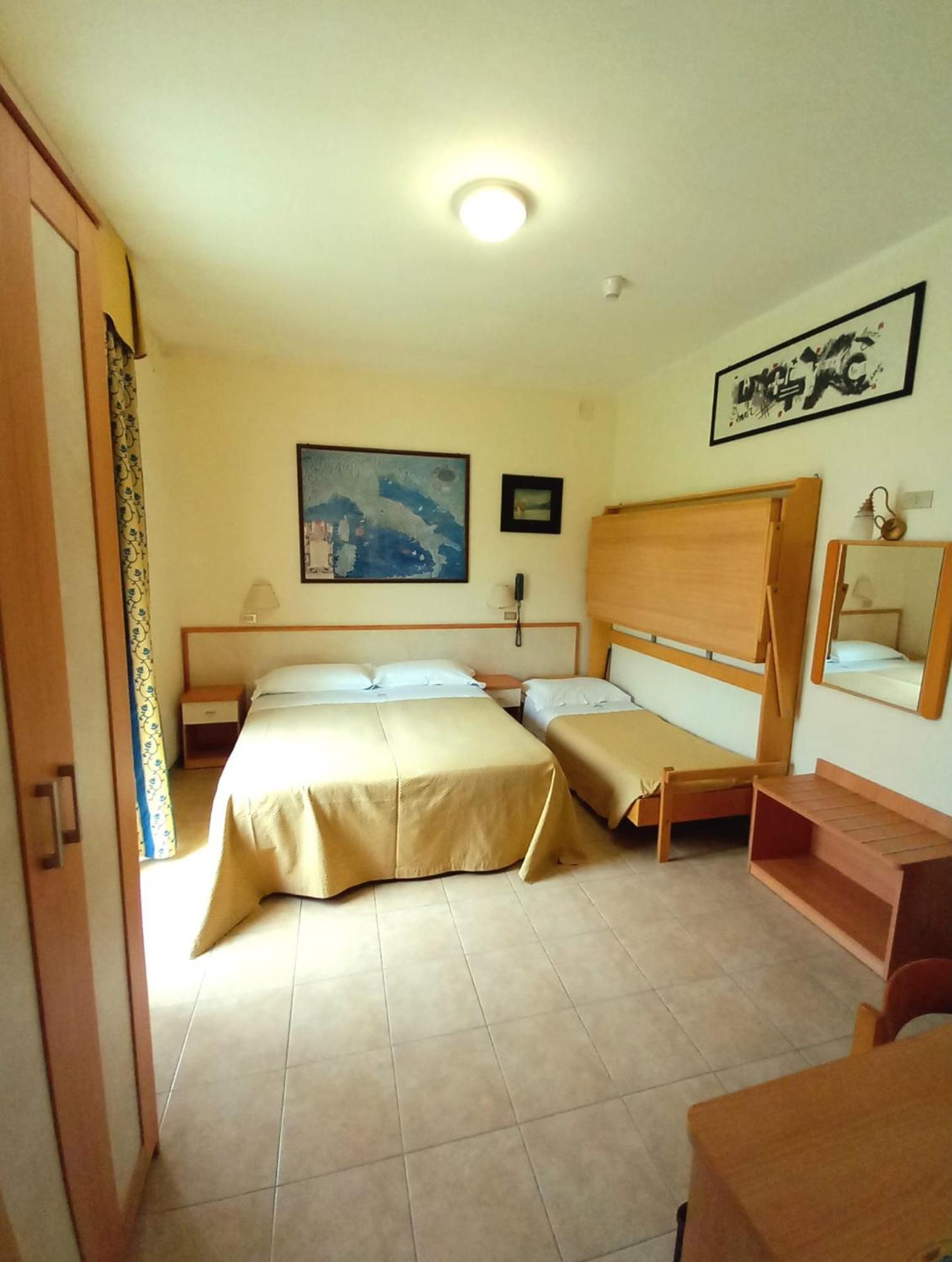 Hotel Ariella Милано Мартима Стая снимка