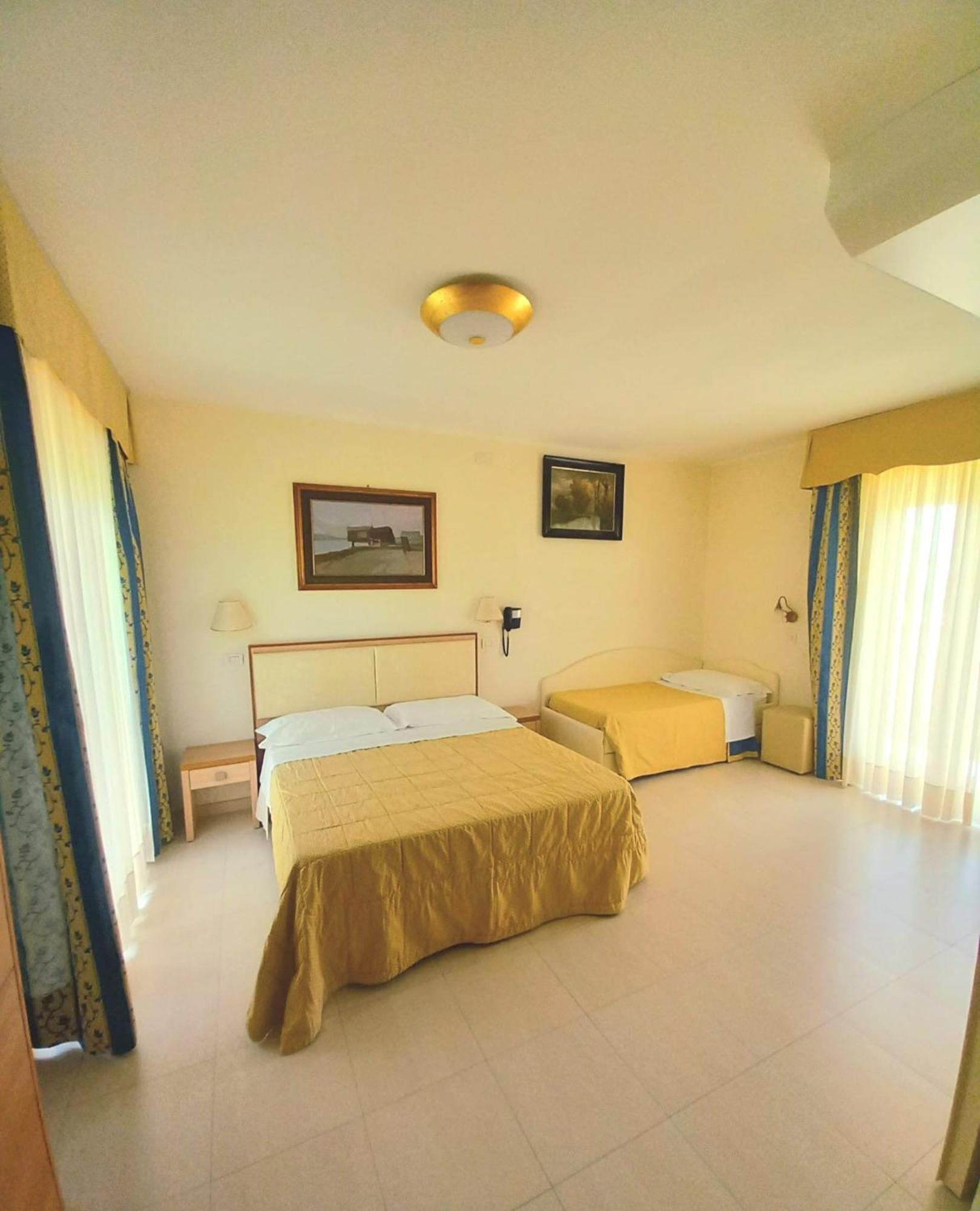 Hotel Ariella Милано Мартима Екстериор снимка