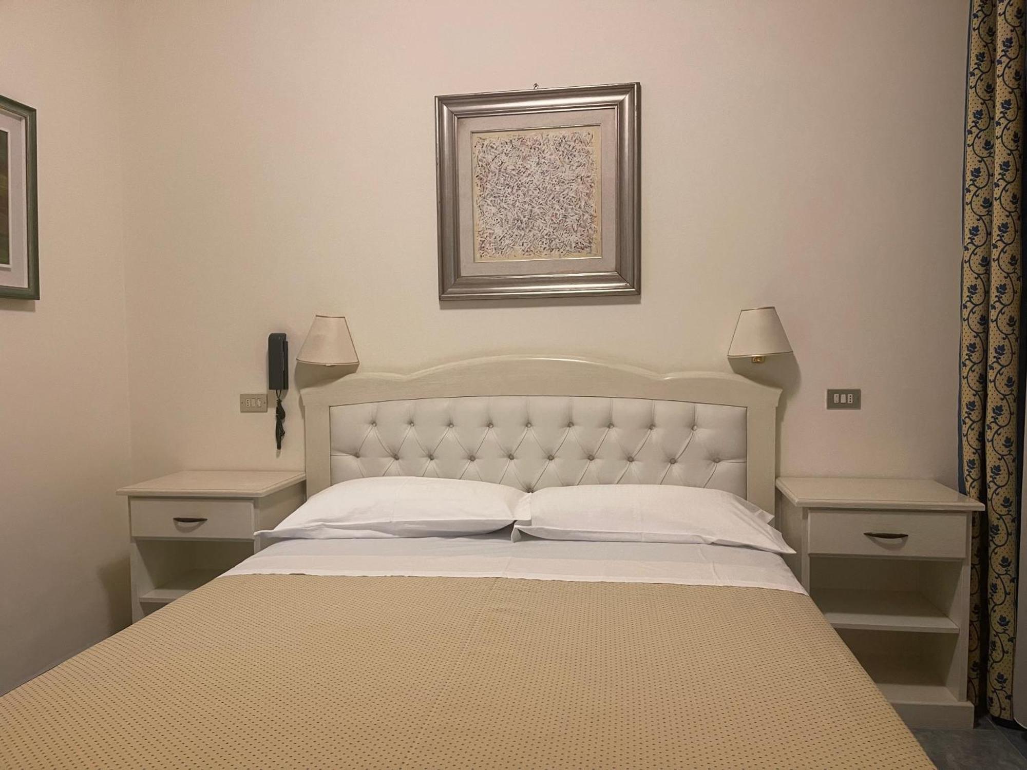 Hotel Ariella Милано Мартима Екстериор снимка