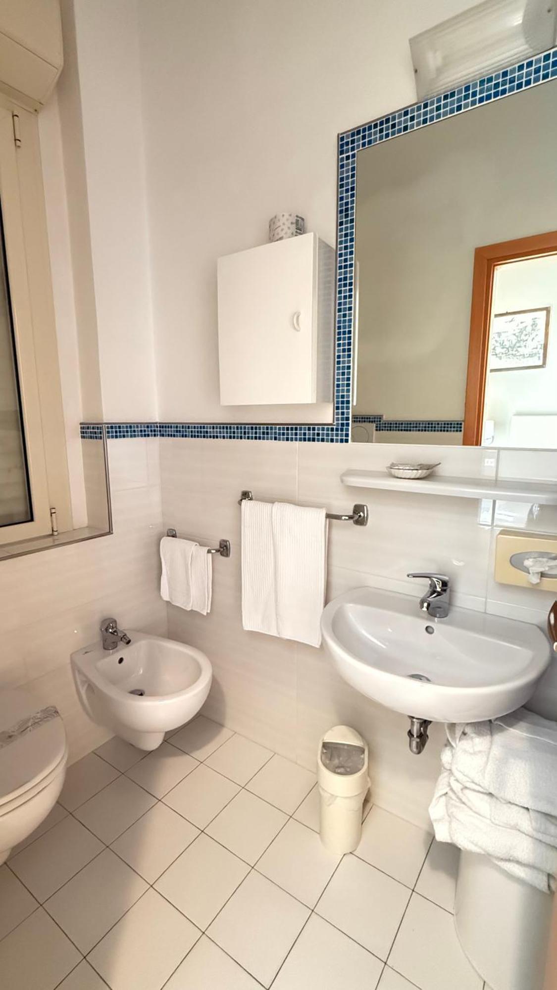 Hotel Ariella Милано Мартима Екстериор снимка