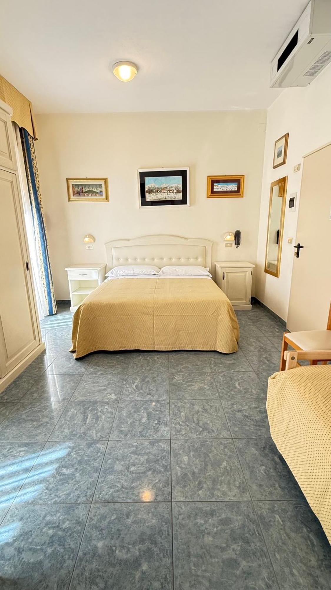Hotel Ariella Милано Мартима Екстериор снимка
