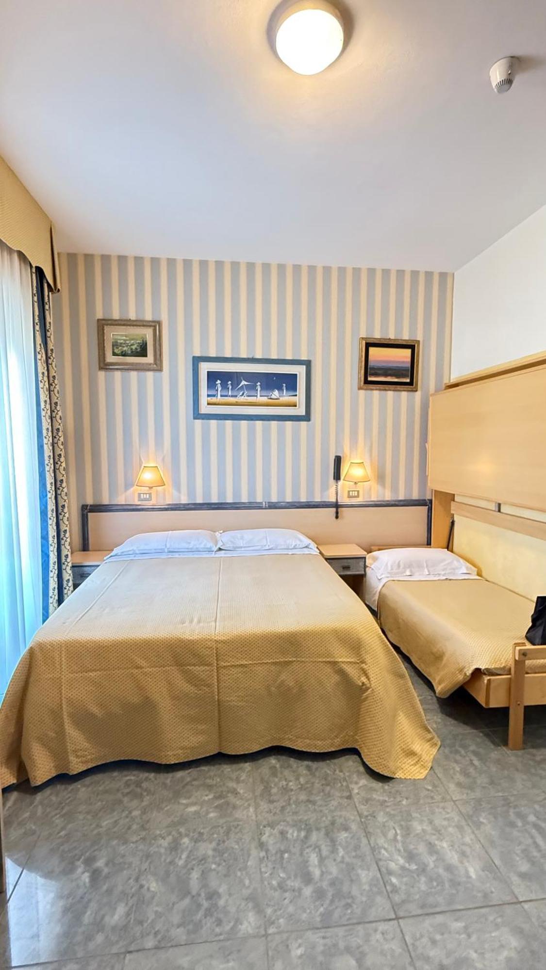 Hotel Ariella Милано Мартима Екстериор снимка