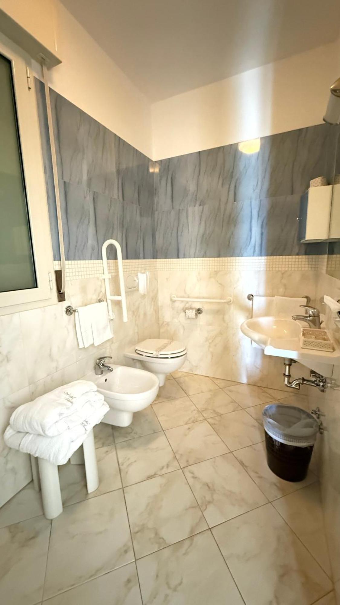 Hotel Ariella Милано Мартима Екстериор снимка