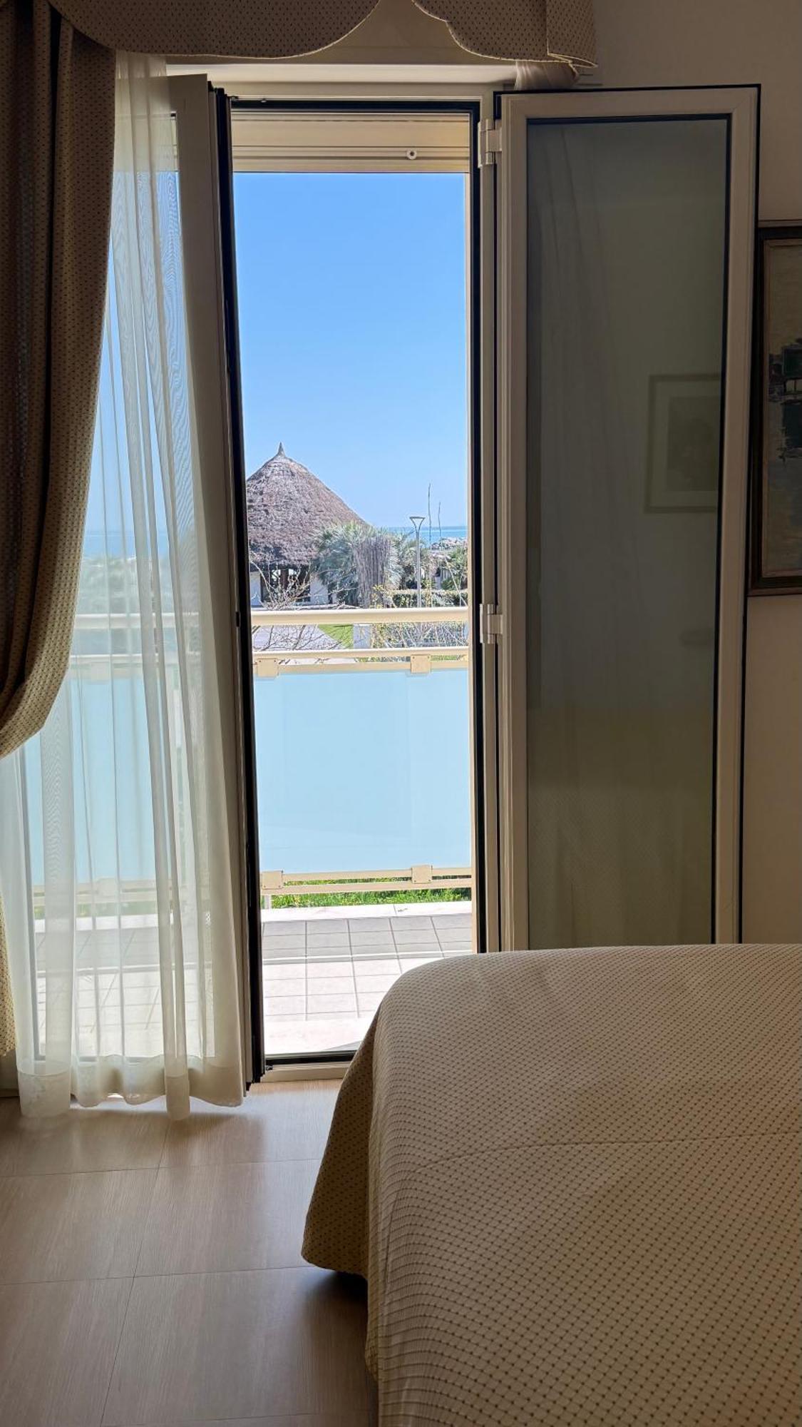Hotel Ariella Милано Мартима Екстериор снимка