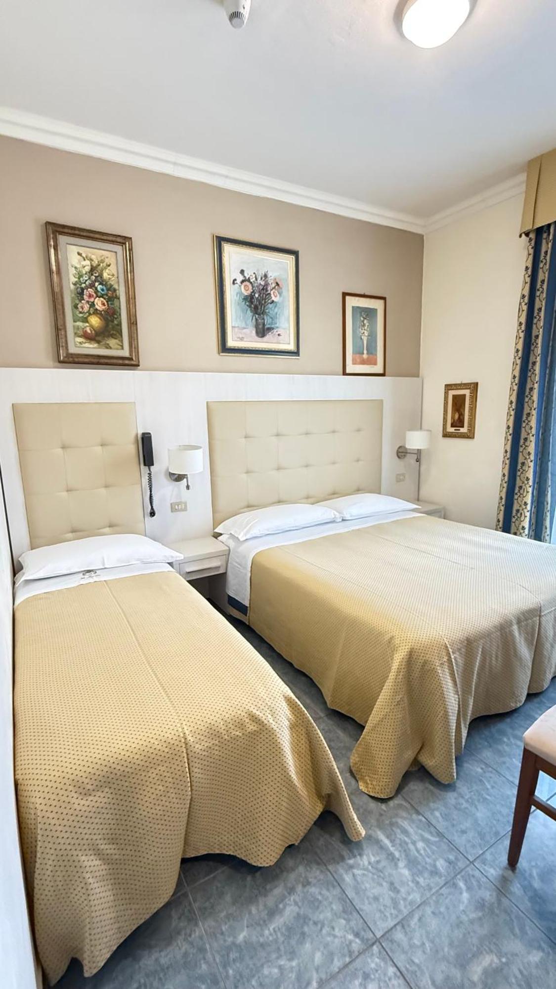 Hotel Ariella Милано Мартима Екстериор снимка