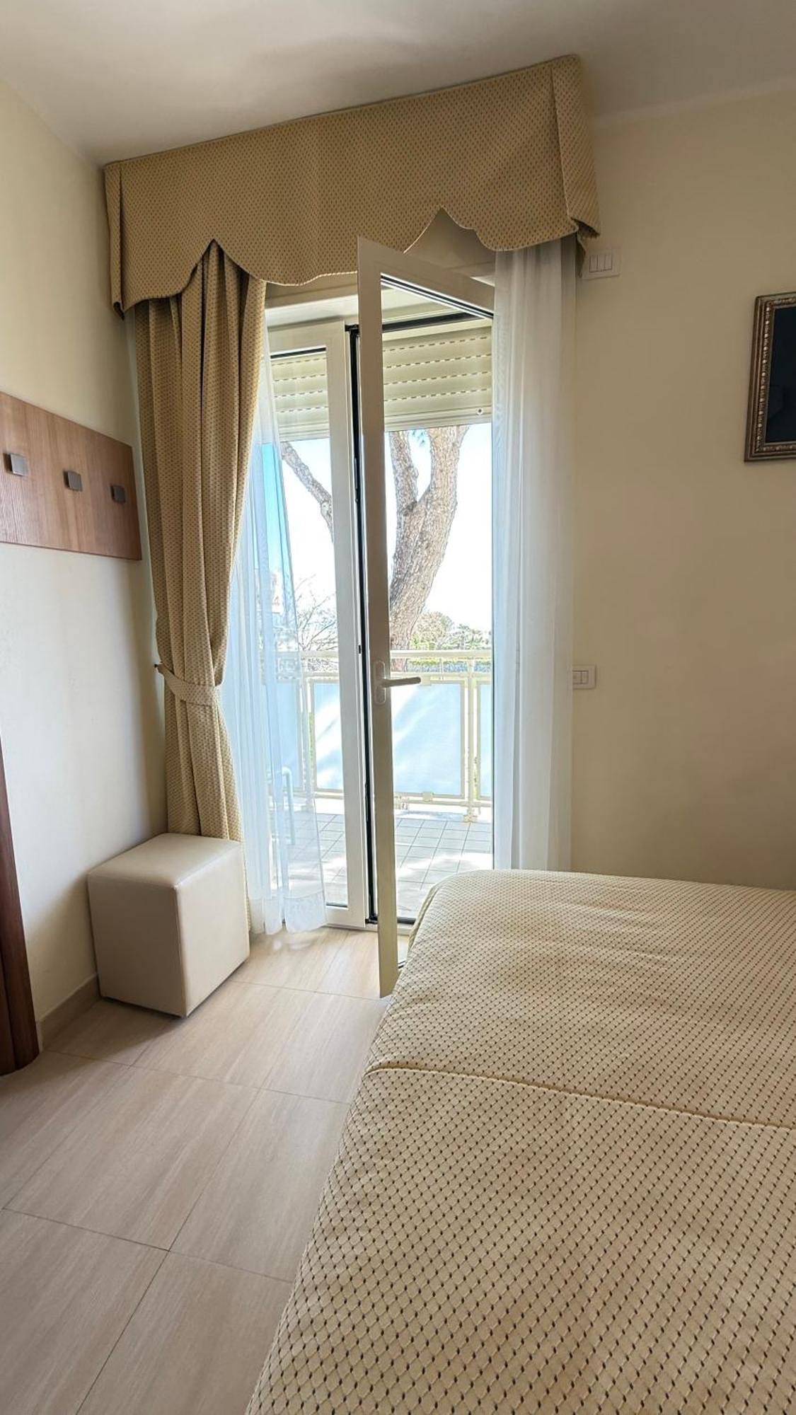 Hotel Ariella Милано Мартима Екстериор снимка